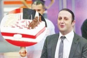 Oyun beklerken pasta geldi