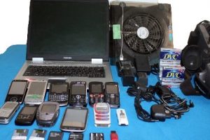 Telefoncu d&uuml;kkanını soyan hırsız yakalandı