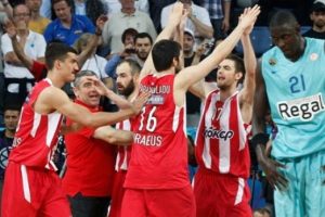 Olympiakos kupayı kazandığı yere geliyor