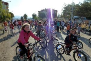 Obeziteye karşı pedal &ccedil;evirip y&uuml;r&uuml;d&uuml;ler