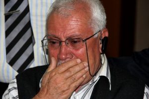 Ak&uuml;l&uuml; sandalye alan yaşlı adamın g&ouml;zyaşları