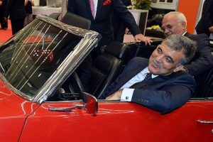 Antika arabanın direksiyonuna ge&ccedil;ti