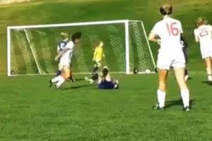 Kadın futbolcudan hi&ccedil; beklenmeyecek hareket