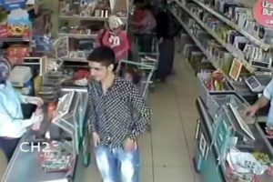 Piyasaya sahte para s&uuml;ren kişiler g&uuml;venlik kameralarında