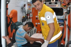 Asans&ouml;re kolu sıkışan genci itfaiye kutardı