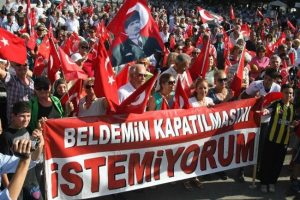Altınova'da halk sokaklara d&ouml;k&uuml;ld&uuml;
