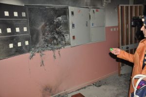 Elektrik panosundaki yangın apartmanı sokağa d&ouml;kt&uuml;