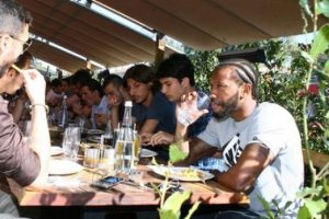 Fernandes takım arkadaşlarına yemek verdi