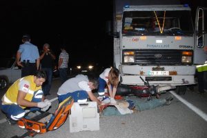 Kamyonun &ccedil;arptığı motosiklet s&uuml;r&uuml;c&uuml;s&uuml; &ouml;ld&uuml;