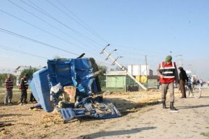 Elektrik direğine &ccedil;arpan minib&uuml;s devrildi: 2 yaralı