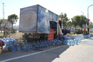 Su kamyonu kaza yaptı, damacanaları polisler topladı