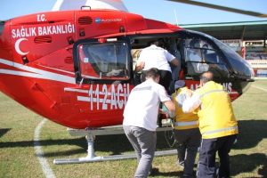 &Ccedil;ay suyuyla haşlanan &ccedil;ocuk helikopterle hastaneye yetiştirildi