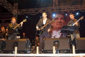 Ferhat G&ouml;&ccedil;er Bandırma'da konser verdi