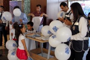 Polisler &ccedil;ocuklar i&ccedil;in balon şişirdi