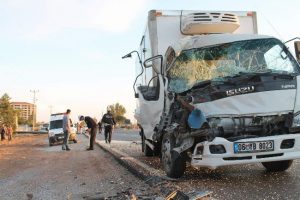 Kamyonet minib&uuml;se &ccedil;arptı: 19 yaralı