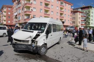 &Ouml;ğrenci servisi otomobille &ccedil;arpıştı: 8'i &ccedil;ocuk 10 yaralı