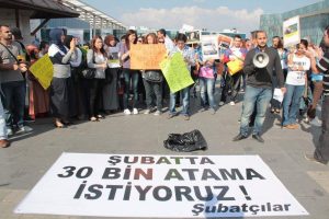 Ataması yapılmayan &ouml;ğretmenler diplomalarını &ccedil;&ouml;pe attı