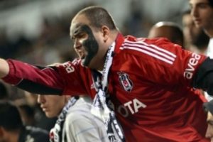 İn&ouml;n&uuml; Stadı'nda Quaresma i&ccedil;in kavga &ccedil;ıktı