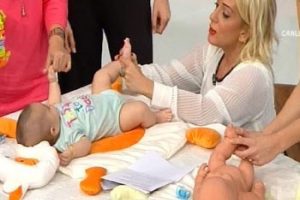 Canlı yayında bebek masajı &ouml;ğrendi