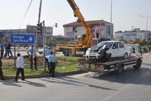 Otomobil direğe &ccedil;arptı: 1 yaralı