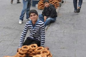 Bayram har&ccedil;lığını simit satarak kazanıyor