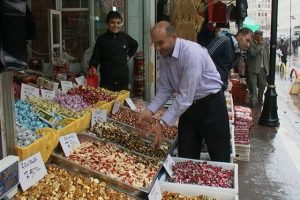 Bayramlık şekerler tezgahlarda