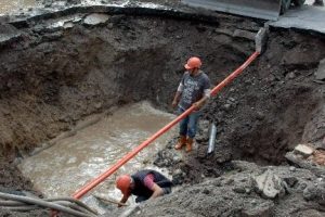 Patlayan boru bir&ccedil;ok mahalleyi susuz bıraktı