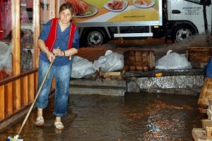Bandırma'da şiddetli yağış, hayatı fel&ccedil; etti