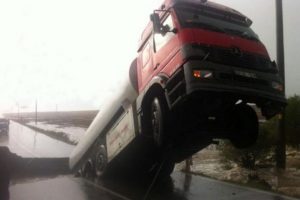 Yol &ccedil;&ouml;kt&uuml;, kamyon b&ouml;yle şaha kalktı