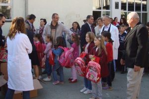 T&uuml;rk polisinden Kosovalı &ouml;ğrencilere kırtasiye yardımı