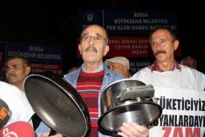 Zamlara tencere, tava ve mumlu protesto