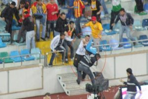 Polisin kafasına sandalyeyi b&ouml;yle vurdu