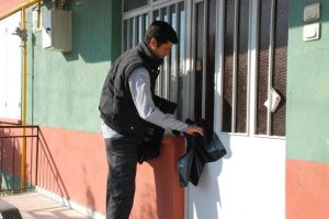 Halka 'kurban kesme kitabı' dağıtıldı