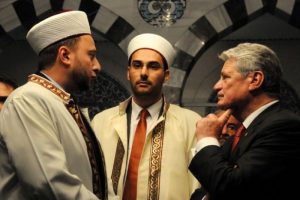Gauck'tan T&uuml;rk camisine ziyaret