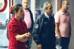 Kendisini pazarlayan kocasını bı&ccedil;akladı