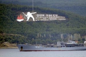 Rus savaş gemisi &Ccedil;anakkale'den ge&ccedil;ti