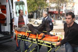 Minib&uuml;s&uuml;n &ccedil;arptı yaya ağır yaralandı