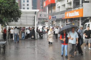 Bursalılar yağmura hazırlıksız yakalandı