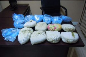 Otomobilin kaportasında 8 kilo esrar ele ge&ccedil;irildi