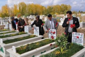 Deprem şehitlerinin anısına karanfil