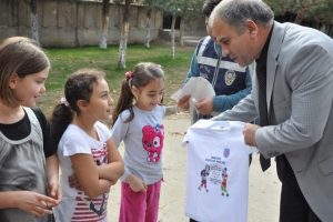 Polislerden &ccedil;ocuklara ders veren tiş&ouml;rt
