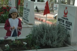 Şehitlikte bayram ziyareti