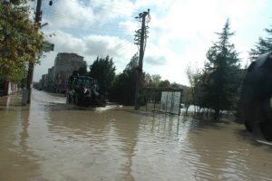 &Ccedil;erkezk&ouml;y'de sel suları &ccedil;ekilmeye başladı