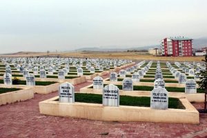 Mezarlıklar bayrama hazırlandı