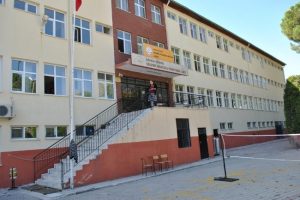 Selendi'de okul binası krizi