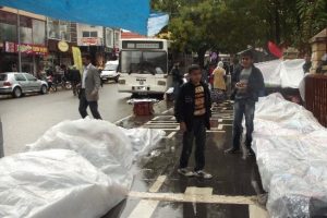 Yağmur seyyar satıcıları vurdu