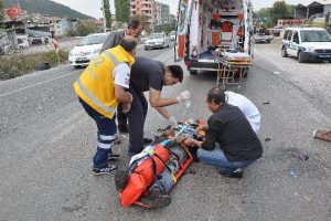 Motosiklet kazasında yaralanan gen&ccedil; &ouml;ld&uuml;