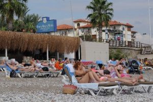 Antalya'da turistler sahile akın etti