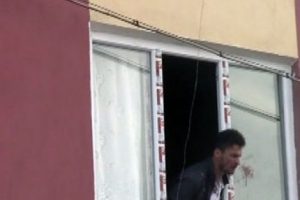 3 yaşındaki kızını rehin aldı