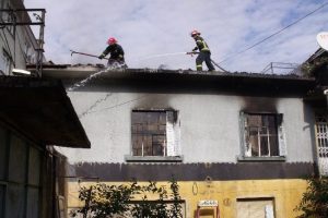 İtfaiye m&uuml;d&uuml;r&uuml; yangında yaralandı
